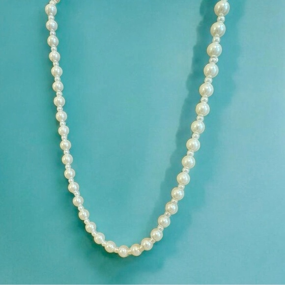 Elegant Vintage Alternating White Faux Pearl Necklace - Picture 2 of 4